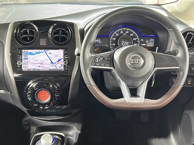 日産 ノート e－パワー X モード・プレミア 広島県 2017(平29)年 6.8万km ダークメタルグレー 禁煙車/純正ナビ/（Bluetooth/SD/CD/DVD/AUX/フルセグTV)/バックカメラ/前方ドライブレコーダー/ETC/純正15インチアルミホイール/純正フロアマット/純正ドアバイザー/LEDヘッドライト/フォグランプ/オートライト/横滑り防止装置/衝突被害軽減ブレーキ/レーンキープアシスト/スマートキー/プッシュスタート