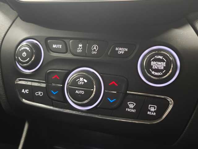 クライスラー・ジープ ジープ チェロキー リミテッド 群馬県 2019(令1)年 5.1万km 白 ワンオーナー/シートベンチレーション/純正ナビ/フルセグTV/黒革シート/パワーシート/ACC/スマートキー/パワーバックドア/アイドリングストップ/純正フロアマット/バックカメラ/パークアシスト