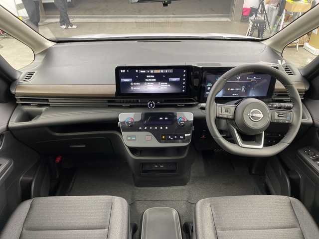 日産 セレナ e－パワー ハイウェイスター V 兵庫県 2025(令7)年 0.1千km ホワイト ・登録済未使用車　距離6Km/・NissanConnectナビゲーションシステム/（フルセグ・BT・USB・Apple Car Play・Android　Auto）/・ETC2.0ユニット（ビルトインタイプ）/・アラウンドビューモニター/・ドライブレコーダー（前後セット）/・プロパイロット/・プロパイロット緊急停止支援システム（SOSコール機能付）/・後席専用モニター/・ヒルスタートアシスト/・インテリジェントエマージェンシーブレーキ/・インテリジェント前方衝突予測警報/・衝突回避ステアリングアシスト/・車線逸脱防止支援システム/・車線逸脱警報/・後側方車両検知警報/・後側方衝突防止支援システム/・ふらつき警報/・踏み間違い衝突防止アシスト/・標識検知機能/・車両接近通知装置/・エマージェンシーストップシグナル/・デジタルインナーミラー/・フリップダウンモニター/・革巻きステアリング/・ステアリングスイッチ/・先行者発進お知らせ/・前後クリアランスソナー/・コンビシート/・両側パワースライドドア/・置くだけ充電/・LEDヘッドライト/・オートマチックハイビーム/・純正16インチアルミホイール