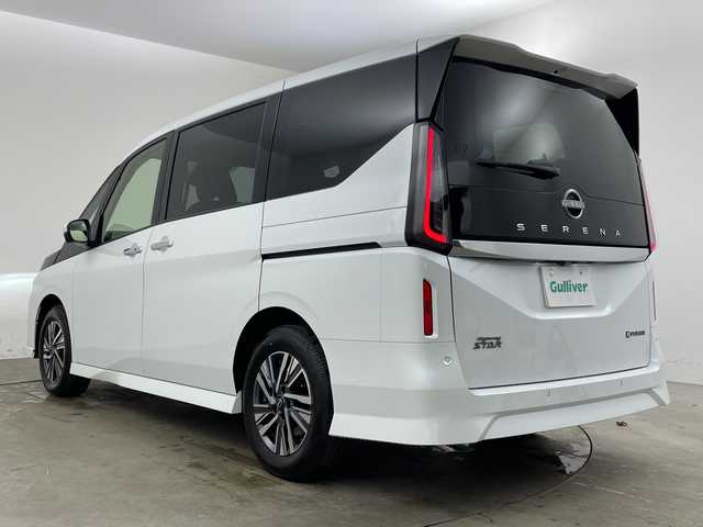 日産 セレナ e－パワー ハイウェイスター V 兵庫県 2025(令7)年 0.1千km ホワイト ・登録済未使用車　距離6Km/・NissanConnectナビゲーションシステム/（フルセグ・BT・USB・Apple Car Play・Android　Auto）/・ETC2.0ユニット（ビルトインタイプ）/・アラウンドビューモニター/・ドライブレコーダー（前後セット）/・プロパイロット/・プロパイロット緊急停止支援システム（SOSコール機能付）/・後席専用モニター/・ヒルスタートアシスト/・インテリジェントエマージェンシーブレーキ/・インテリジェント前方衝突予測警報/・衝突回避ステアリングアシスト/・車線逸脱防止支援システム/・車線逸脱警報/・後側方車両検知警報/・後側方衝突防止支援システム/・ふらつき警報/・踏み間違い衝突防止アシスト/・標識検知機能/・車両接近通知装置/・エマージェンシーストップシグナル/・デジタルインナーミラー/・フリップダウンモニター/・革巻きステアリング/・ステアリングスイッチ/・先行者発進お知らせ/・前後クリアランスソナー/・コンビシート/・両側パワースライドドア/・置くだけ充電/・LEDヘッドライト/・オートマチックハイビーム/・純正16インチアルミホイール