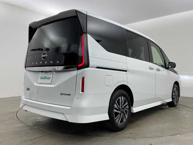日産 セレナ e－パワー ハイウェイスター V 兵庫県 2025(令7)年 0.1千km ホワイト ・登録済未使用車　距離6Km/・NissanConnectナビゲーションシステム/（フルセグ・BT・USB・Apple Car Play・Android　Auto）/・ETC2.0ユニット（ビルトインタイプ）/・アラウンドビューモニター/・ドライブレコーダー（前後セット）/・プロパイロット/・プロパイロット緊急停止支援システム（SOSコール機能付）/・後席専用モニター/・ヒルスタートアシスト/・インテリジェントエマージェンシーブレーキ/・インテリジェント前方衝突予測警報/・衝突回避ステアリングアシスト/・車線逸脱防止支援システム/・車線逸脱警報/・後側方車両検知警報/・後側方衝突防止支援システム/・ふらつき警報/・踏み間違い衝突防止アシスト/・標識検知機能/・車両接近通知装置/・エマージェンシーストップシグナル/・デジタルインナーミラー/・フリップダウンモニター/・革巻きステアリング/・ステアリングスイッチ/・先行者発進お知らせ/・前後クリアランスソナー/・コンビシート/・両側パワースライドドア/・置くだけ充電/・LEDヘッドライト/・オートマチックハイビーム/・純正16インチアルミホイール