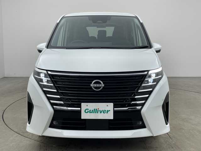 日産 セレナ e－パワー ハイウェイスター V 兵庫県 2025(令7)年 0.1千km ホワイト ・登録済未使用車　距離6Km/・NissanConnectナビゲーションシステム/（フルセグ・BT・USB・Apple Car Play・Android　Auto）/・ETC2.0ユニット（ビルトインタイプ）/・アラウンドビューモニター/・ドライブレコーダー（前後セット）/・プロパイロット/・プロパイロット緊急停止支援システム（SOSコール機能付）/・後席専用モニター/・ヒルスタートアシスト/・インテリジェントエマージェンシーブレーキ/・インテリジェント前方衝突予測警報/・衝突回避ステアリングアシスト/・車線逸脱防止支援システム/・車線逸脱警報/・後側方車両検知警報/・後側方衝突防止支援システム/・ふらつき警報/・踏み間違い衝突防止アシスト/・標識検知機能/・車両接近通知装置/・エマージェンシーストップシグナル/・デジタルインナーミラー/・フリップダウンモニター/・革巻きステアリング/・ステアリングスイッチ/・先行者発進お知らせ/・前後クリアランスソナー/・コンビシート/・両側パワースライドドア/・置くだけ充電/・LEDヘッドライト/・オートマチックハイビーム/・純正16インチアルミホイール