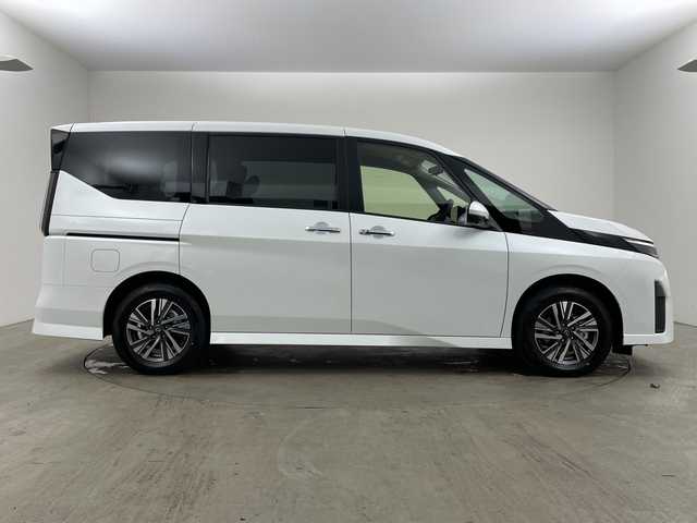 日産 セレナ e－パワー ハイウェイスター V 兵庫県 2025(令7)年 0.1千km ホワイト ・登録済未使用車　距離6Km/・NissanConnectナビゲーションシステム/（フルセグ・BT・USB・Apple Car Play・Android　Auto）/・ETC2.0ユニット（ビルトインタイプ）/・アラウンドビューモニター/・ドライブレコーダー（前後セット）/・プロパイロット/・プロパイロット緊急停止支援システム（SOSコール機能付）/・後席専用モニター/・ヒルスタートアシスト/・インテリジェントエマージェンシーブレーキ/・インテリジェント前方衝突予測警報/・衝突回避ステアリングアシスト/・車線逸脱防止支援システム/・車線逸脱警報/・後側方車両検知警報/・後側方衝突防止支援システム/・ふらつき警報/・踏み間違い衝突防止アシスト/・標識検知機能/・車両接近通知装置/・エマージェンシーストップシグナル/・デジタルインナーミラー/・フリップダウンモニター/・革巻きステアリング/・ステアリングスイッチ/・先行者発進お知らせ/・前後クリアランスソナー/・コンビシート/・両側パワースライドドア/・置くだけ充電/・LEDヘッドライト/・オートマチックハイビーム/・純正16インチアルミホイール