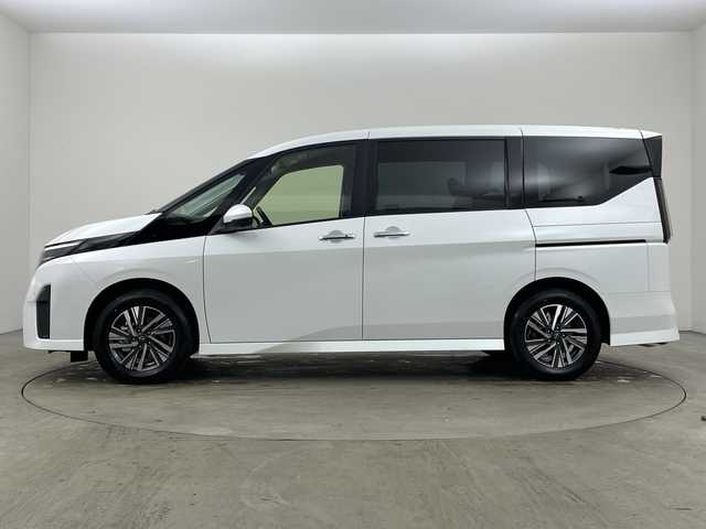 日産 セレナ e－パワー ハイウェイスター V 兵庫県 2025(令7)年 0.1千km ホワイト ・登録済未使用車　距離6Km/・NissanConnectナビゲーションシステム/（フルセグ・BT・USB・Apple Car Play・Android　Auto）/・ETC2.0ユニット（ビルトインタイプ）/・アラウンドビューモニター/・ドライブレコーダー（前後セット）/・プロパイロット/・プロパイロット緊急停止支援システム（SOSコール機能付）/・後席専用モニター/・ヒルスタートアシスト/・インテリジェントエマージェンシーブレーキ/・インテリジェント前方衝突予測警報/・衝突回避ステアリングアシスト/・車線逸脱防止支援システム/・車線逸脱警報/・後側方車両検知警報/・後側方衝突防止支援システム/・ふらつき警報/・踏み間違い衝突防止アシスト/・標識検知機能/・車両接近通知装置/・エマージェンシーストップシグナル/・デジタルインナーミラー/・フリップダウンモニター/・革巻きステアリング/・ステアリングスイッチ/・先行者発進お知らせ/・前後クリアランスソナー/・コンビシート/・両側パワースライドドア/・置くだけ充電/・LEDヘッドライト/・オートマチックハイビーム/・純正16インチアルミホイール