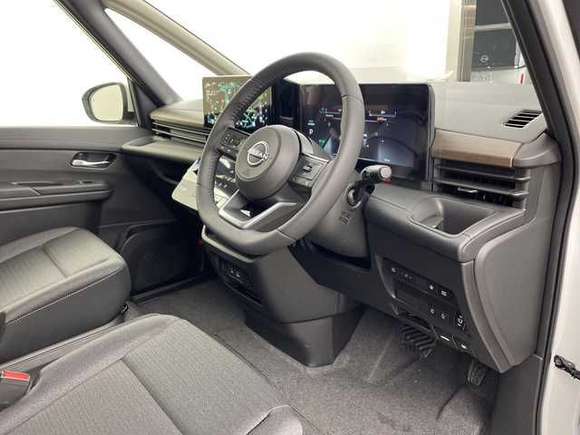 日産 セレナ e－パワー ハイウェイスター V 兵庫県 2025(令7)年 0.1千km ホワイト ・登録済未使用車　距離6Km/・NissanConnectナビゲーションシステム/（フルセグ・BT・USB・Apple Car Play・Android　Auto）/・ETC2.0ユニット（ビルトインタイプ）/・アラウンドビューモニター/・ドライブレコーダー（前後セット）/・プロパイロット/・プロパイロット緊急停止支援システム（SOSコール機能付）/・後席専用モニター/・ヒルスタートアシスト/・インテリジェントエマージェンシーブレーキ/・インテリジェント前方衝突予測警報/・衝突回避ステアリングアシスト/・車線逸脱防止支援システム/・車線逸脱警報/・後側方車両検知警報/・後側方衝突防止支援システム/・ふらつき警報/・踏み間違い衝突防止アシスト/・標識検知機能/・車両接近通知装置/・エマージェンシーストップシグナル/・デジタルインナーミラー/・フリップダウンモニター/・革巻きステアリング/・ステアリングスイッチ/・先行者発進お知らせ/・前後クリアランスソナー/・コンビシート/・両側パワースライドドア/・置くだけ充電/・LEDヘッドライト/・オートマチックハイビーム/・純正16インチアルミホイール