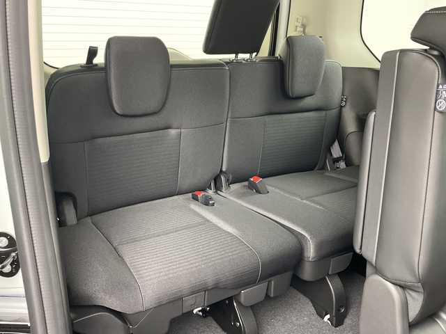 日産 セレナ e－パワー ハイウェイスター V 兵庫県 2025(令7)年 0.1千km ホワイト ・登録済未使用車　距離6Km/・NissanConnectナビゲーションシステム/（フルセグ・BT・USB・Apple Car Play・Android　Auto）/・ETC2.0ユニット（ビルトインタイプ）/・アラウンドビューモニター/・ドライブレコーダー（前後セット）/・プロパイロット/・プロパイロット緊急停止支援システム（SOSコール機能付）/・後席専用モニター/・ヒルスタートアシスト/・インテリジェントエマージェンシーブレーキ/・インテリジェント前方衝突予測警報/・衝突回避ステアリングアシスト/・車線逸脱防止支援システム/・車線逸脱警報/・後側方車両検知警報/・後側方衝突防止支援システム/・ふらつき警報/・踏み間違い衝突防止アシスト/・標識検知機能/・車両接近通知装置/・エマージェンシーストップシグナル/・デジタルインナーミラー/・フリップダウンモニター/・革巻きステアリング/・ステアリングスイッチ/・先行者発進お知らせ/・前後クリアランスソナー/・コンビシート/・両側パワースライドドア/・置くだけ充電/・LEDヘッドライト/・オートマチックハイビーム/・純正16インチアルミホイール