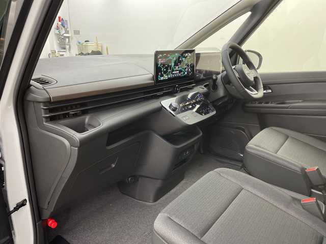 日産 セレナ e－パワー ハイウェイスター V 兵庫県 2025(令7)年 0.1千km ホワイト ・登録済未使用車　距離6Km/・NissanConnectナビゲーションシステム/（フルセグ・BT・USB・Apple Car Play・Android　Auto）/・ETC2.0ユニット（ビルトインタイプ）/・アラウンドビューモニター/・ドライブレコーダー（前後セット）/・プロパイロット/・プロパイロット緊急停止支援システム（SOSコール機能付）/・後席専用モニター/・ヒルスタートアシスト/・インテリジェントエマージェンシーブレーキ/・インテリジェント前方衝突予測警報/・衝突回避ステアリングアシスト/・車線逸脱防止支援システム/・車線逸脱警報/・後側方車両検知警報/・後側方衝突防止支援システム/・ふらつき警報/・踏み間違い衝突防止アシスト/・標識検知機能/・車両接近通知装置/・エマージェンシーストップシグナル/・デジタルインナーミラー/・フリップダウンモニター/・革巻きステアリング/・ステアリングスイッチ/・先行者発進お知らせ/・前後クリアランスソナー/・コンビシート/・両側パワースライドドア/・置くだけ充電/・LEDヘッドライト/・オートマチックハイビーム/・純正16インチアルミホイール