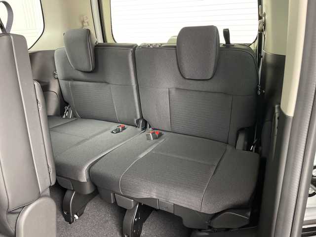 日産 セレナ e－パワー ハイウェイスター V 兵庫県 2025(令7)年 0.1千km ホワイト ・登録済未使用車　距離6Km/・NissanConnectナビゲーションシステム/（フルセグ・BT・USB・Apple Car Play・Android　Auto）/・ETC2.0ユニット（ビルトインタイプ）/・アラウンドビューモニター/・ドライブレコーダー（前後セット）/・プロパイロット/・プロパイロット緊急停止支援システム（SOSコール機能付）/・後席専用モニター/・ヒルスタートアシスト/・インテリジェントエマージェンシーブレーキ/・インテリジェント前方衝突予測警報/・衝突回避ステアリングアシスト/・車線逸脱防止支援システム/・車線逸脱警報/・後側方車両検知警報/・後側方衝突防止支援システム/・ふらつき警報/・踏み間違い衝突防止アシスト/・標識検知機能/・車両接近通知装置/・エマージェンシーストップシグナル/・デジタルインナーミラー/・フリップダウンモニター/・革巻きステアリング/・ステアリングスイッチ/・先行者発進お知らせ/・前後クリアランスソナー/・コンビシート/・両側パワースライドドア/・置くだけ充電/・LEDヘッドライト/・オートマチックハイビーム/・純正16インチアルミホイール