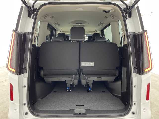 日産 セレナ e－パワー ハイウェイスター V 兵庫県 2025(令7)年 0.1千km ホワイト ・登録済未使用車　距離6Km/・NissanConnectナビゲーションシステム/（フルセグ・BT・USB・Apple Car Play・Android　Auto）/・ETC2.0ユニット（ビルトインタイプ）/・アラウンドビューモニター/・ドライブレコーダー（前後セット）/・プロパイロット/・プロパイロット緊急停止支援システム（SOSコール機能付）/・後席専用モニター/・ヒルスタートアシスト/・インテリジェントエマージェンシーブレーキ/・インテリジェント前方衝突予測警報/・衝突回避ステアリングアシスト/・車線逸脱防止支援システム/・車線逸脱警報/・後側方車両検知警報/・後側方衝突防止支援システム/・ふらつき警報/・踏み間違い衝突防止アシスト/・標識検知機能/・車両接近通知装置/・エマージェンシーストップシグナル/・デジタルインナーミラー/・フリップダウンモニター/・革巻きステアリング/・ステアリングスイッチ/・先行者発進お知らせ/・前後クリアランスソナー/・コンビシート/・両側パワースライドドア/・置くだけ充電/・LEDヘッドライト/・オートマチックハイビーム/・純正16インチアルミホイール