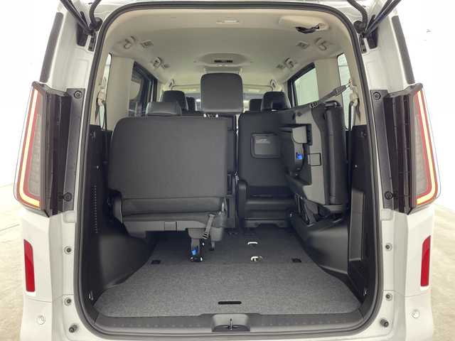 日産 セレナ e－パワー ハイウェイスター V 兵庫県 2025(令7)年 0.1千km ホワイト ・登録済未使用車　距離6Km/・NissanConnectナビゲーションシステム/（フルセグ・BT・USB・Apple Car Play・Android　Auto）/・ETC2.0ユニット（ビルトインタイプ）/・アラウンドビューモニター/・ドライブレコーダー（前後セット）/・プロパイロット/・プロパイロット緊急停止支援システム（SOSコール機能付）/・後席専用モニター/・ヒルスタートアシスト/・インテリジェントエマージェンシーブレーキ/・インテリジェント前方衝突予測警報/・衝突回避ステアリングアシスト/・車線逸脱防止支援システム/・車線逸脱警報/・後側方車両検知警報/・後側方衝突防止支援システム/・ふらつき警報/・踏み間違い衝突防止アシスト/・標識検知機能/・車両接近通知装置/・エマージェンシーストップシグナル/・デジタルインナーミラー/・フリップダウンモニター/・革巻きステアリング/・ステアリングスイッチ/・先行者発進お知らせ/・前後クリアランスソナー/・コンビシート/・両側パワースライドドア/・置くだけ充電/・LEDヘッドライト/・オートマチックハイビーム/・純正16インチアルミホイール