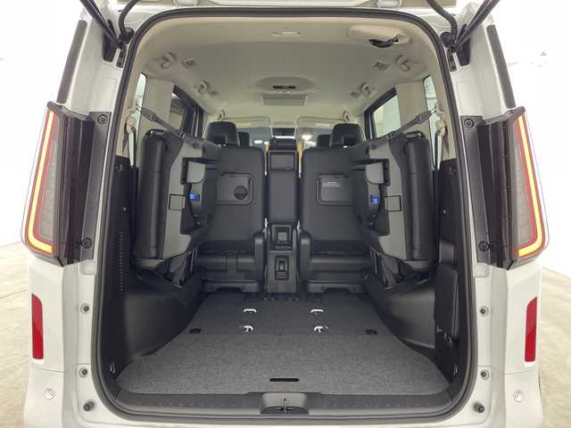 日産 セレナ e－パワー ハイウェイスター V 兵庫県 2025(令7)年 0.1千km ホワイト ・登録済未使用車　距離6Km/・NissanConnectナビゲーションシステム/（フルセグ・BT・USB・Apple Car Play・Android　Auto）/・ETC2.0ユニット（ビルトインタイプ）/・アラウンドビューモニター/・ドライブレコーダー（前後セット）/・プロパイロット/・プロパイロット緊急停止支援システム（SOSコール機能付）/・後席専用モニター/・ヒルスタートアシスト/・インテリジェントエマージェンシーブレーキ/・インテリジェント前方衝突予測警報/・衝突回避ステアリングアシスト/・車線逸脱防止支援システム/・車線逸脱警報/・後側方車両検知警報/・後側方衝突防止支援システム/・ふらつき警報/・踏み間違い衝突防止アシスト/・標識検知機能/・車両接近通知装置/・エマージェンシーストップシグナル/・デジタルインナーミラー/・フリップダウンモニター/・革巻きステアリング/・ステアリングスイッチ/・先行者発進お知らせ/・前後クリアランスソナー/・コンビシート/・両側パワースライドドア/・置くだけ充電/・LEDヘッドライト/・オートマチックハイビーム/・純正16インチアルミホイール