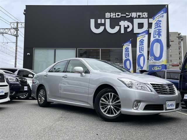 トヨタ クラウン ロイヤル ロイヤルサルーン 兵庫県 2013(平25)年 3.4万km シルバーM (株)IDOMが運営する【じしゃロン西宮店】の自社ローン専用車両になります。こちらは現金またはオートローンご利用時の価格です。自社ローンご希望の方は別途その旨お申付け下さい/＊ETC/＊バックカメラ/＊パワステ/＊パワーウィンドウ/＊クルーズコントロールあり/＊USBあり/＊フルセグ/＊パワーシート(D＋N席)/＊横滑り防止装置/＊盗難防止装置/＊オートライト