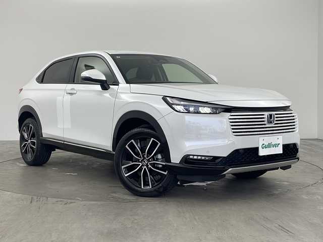 ホンダ ヴェゼル ハイブリッド e:HEV Z 兵庫県 2025(令7)年 0.1千km プラチナホワイトパール ・純正ディスプレイオーディオナビ/・AM/FM/BT/USB/Apple CarPlay/Android Auto/・フルセグTV/・ホンダセンシング/・衝突軽減ブレーキ/・先行車発進お知らせ/・路外逸脱抑制システム/・レーンキープアシスト/・ブラインドスポットモニター/・レーダークルーズコントロール/・標識認識機能/・バックカメラ/・クリアランスソナー/・前後コーナーセンサー/・アダプティブドライビングビーム/・デイタイムランニングライト/・LEDオートライト/・電動パーキングブレーキ/・ブレーキホールド/・パドルシフト/・置くだけ充電/・ステアリングヒーター/・前席シートヒーター/・ハーフレザーシート/・電動リアゲート/・ハンズフリー開閉パワーテールゲート/・左右独立エアコン/・ビルトインETC2.0/・純正アルミホイール/・オートワイパー/・スマートキー/・スペアキー/・プッシュスタート