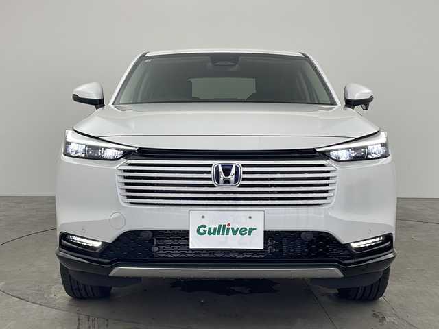 ホンダ ヴェゼル ハイブリッド e:HEV Z 兵庫県 2025(令7)年 0.1千km プラチナホワイトパール ・純正ディスプレイオーディオナビ/・AM/FM/BT/USB/Apple CarPlay/Android Auto/・フルセグTV/・ホンダセンシング/・衝突軽減ブレーキ/・先行車発進お知らせ/・路外逸脱抑制システム/・レーンキープアシスト/・ブラインドスポットモニター/・レーダークルーズコントロール/・標識認識機能/・バックカメラ/・クリアランスソナー/・前後コーナーセンサー/・アダプティブドライビングビーム/・デイタイムランニングライト/・LEDオートライト/・電動パーキングブレーキ/・ブレーキホールド/・パドルシフト/・置くだけ充電/・ステアリングヒーター/・前席シートヒーター/・ハーフレザーシート/・電動リアゲート/・ハンズフリー開閉パワーテールゲート/・左右独立エアコン/・ビルトインETC2.0/・純正アルミホイール/・オートワイパー/・スマートキー/・スペアキー/・プッシュスタート