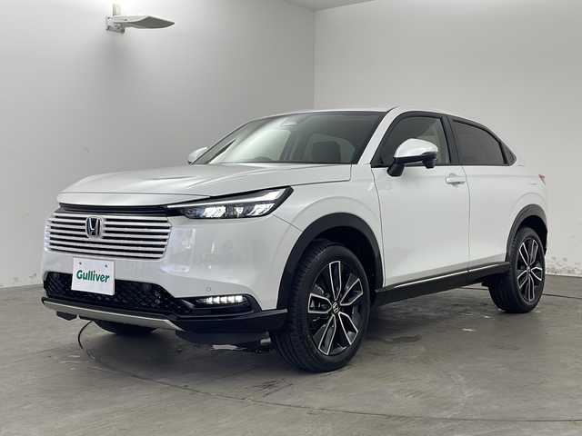 ホンダ ヴェゼル ハイブリッド e:HEV Z 兵庫県 2025(令7)年 0.1千km プラチナホワイトパール ・純正ディスプレイオーディオナビ/・AM/FM/BT/USB/Apple CarPlay/Android Auto/・フルセグTV/・ホンダセンシング/・衝突軽減ブレーキ/・先行車発進お知らせ/・路外逸脱抑制システム/・レーンキープアシスト/・ブラインドスポットモニター/・レーダークルーズコントロール/・標識認識機能/・バックカメラ/・クリアランスソナー/・前後コーナーセンサー/・アダプティブドライビングビーム/・デイタイムランニングライト/・LEDオートライト/・電動パーキングブレーキ/・ブレーキホールド/・パドルシフト/・置くだけ充電/・ステアリングヒーター/・前席シートヒーター/・ハーフレザーシート/・電動リアゲート/・ハンズフリー開閉パワーテールゲート/・左右独立エアコン/・ビルトインETC2.0/・純正アルミホイール/・オートワイパー/・スマートキー/・スペアキー/・プッシュスタート