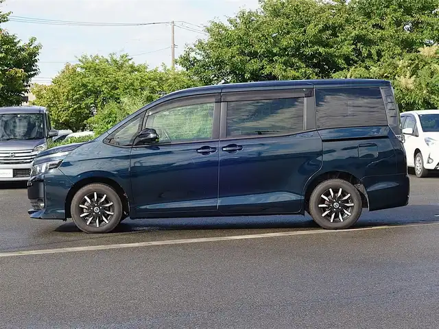 トヨタ ヴォクシー X 山形県 2017(平29)年 1.3万km ブラッキッシュアゲハガラスフレーク フリップダウンモニター/純正SDナビ/　　【CD DVD BT ワンセグ AM/FM】/パワースライドドア/LEDオートヘッドライト/15インチアルミホイール/アイドリングストップ/ステアリングスイッチ/MTモード付AT/電動格納ウィンカーミラー/フォグランプ/WAC/リモコンキー