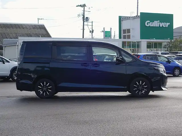トヨタ ヴォクシー X 山形県 2017(平29)年 1.3万km ブラッキッシュアゲハガラスフレーク フリップダウンモニター/純正SDナビ/　　【CD DVD BT ワンセグ AM/FM】/パワースライドドア/LEDオートヘッドライト/15インチアルミホイール/アイドリングストップ/ステアリングスイッチ/MTモード付AT/電動格納ウィンカーミラー/フォグランプ/WAC/リモコンキー