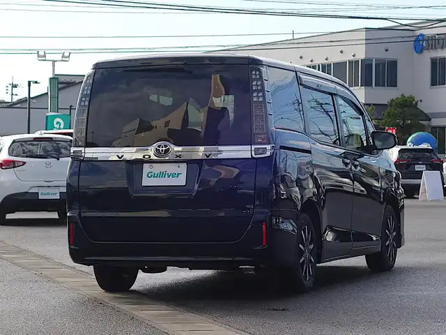 トヨタ ヴォクシー X 山形県 2017(平29)年 1.3万km ブラッキッシュアゲハガラスフレーク フリップダウンモニター/純正SDナビ/　　【CD DVD BT ワンセグ AM/FM】/パワースライドドア/LEDオートヘッドライト/15インチアルミホイール/アイドリングストップ/ステアリングスイッチ/MTモード付AT/電動格納ウィンカーミラー/フォグランプ/WAC/リモコンキー