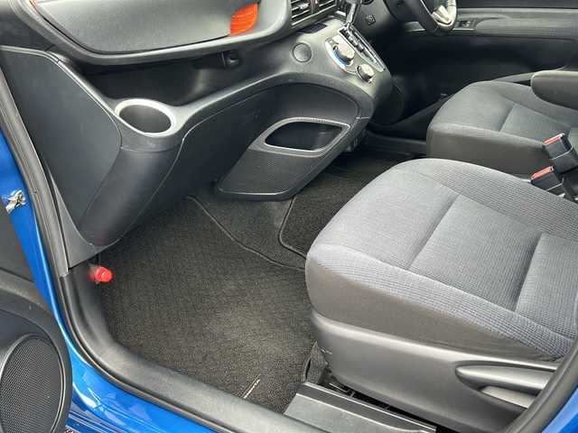 トヨタ シエンタ G 石川県 2016(平28)年 11.1万km コバルトブルーメタリック 4WD/トヨタセーフティセンス/・衝突軽減ブレーキ/・レーンキープアシスト/純正SDナビゲーション/【Bluetooth・フルセグTV・CD・DVD・SD】/バックカメラ/LEDヘッドライト/・オートライト/・フォグランプ/・オートハイビーム/ビルトインETC/両側パワースライドドア/前席シートヒーター/エンジンプッシュスタート/・スマートキー/・スペアキー/HDMI入力端子/ステアリングリモコン/純正マット/横滑り防止装置/保証書/取扱説明書/記録薄