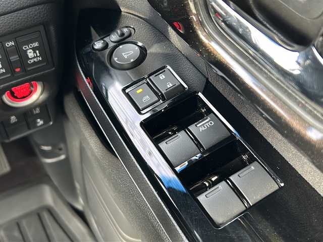 ホンダ Ｎ ＢＯＸ カスタム G L ターボ ホンダセンシング 三重県 2018(平30)年 4.9万km クリスタルブラックパール 純正ナビ /バックカメラ /両側パワースライドドア/ビルトインETC /前後ドライブレコーダー/レーダークルーズコントロール /レーンキープアシスト /衝突軽減ブレーキ/USB給電/LEDヘッドライト/オートライト/純正フロアマット/パドルシフト /ステアリングスイッチ/電動格納ミラー /禁煙車