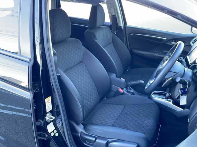 ホンダ フィット 13G Sパッケージ 富山県 2014(平26)年 7万km クリスタルブラックパール 禁煙車/社外ナビ/バックカメラ/フルセグTV/電動格納ミラー/ドライブレコーダー/CTBA/アイドリングストップ/プッシュスタート/スマートキー/ETC/純正アルミホイール/純正フロアマット/カーテンエアバッグ/横滑り防止装置