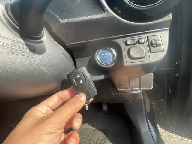 トヨタ アクア S 岡山県 2016(平28)年 11万km ブラックマイカ (株)IDOMが運営する【じしゃロン岡山店】の自社ローン専用車両になります。こちらは現金またはオートローンご利用時の価格です。自社ローンご希望の方は別途その旨お申付け下さい/社外7インチナビ(AVN-SZ05iW)/Bluetooth/フルセグ/ETC/プッシュスタート/オートライト/純正フロアマット