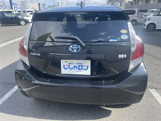 トヨタ アクア S 岡山県 2016(平28)年 11万km ブラックマイカ (株)IDOMが運営する【じしゃロン岡山店】の自社ローン専用車両になります。こちらは現金またはオートローンご利用時の価格です。自社ローンご希望の方は別途その旨お申付け下さい/社外7インチナビ(AVN-SZ05iW)/Bluetooth/フルセグ/ETC/プッシュスタート/オートライト/純正フロアマット