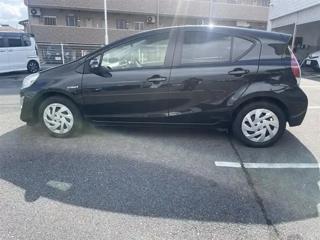 トヨタ アクア S 岡山県 2016(平28)年 11万km ブラックマイカ (株)IDOMが運営する【じしゃロン岡山店】の自社ローン専用車両になります。こちらは現金またはオートローンご利用時の価格です。自社ローンご希望の方は別途その旨お申付け下さい/社外7インチナビ(AVN-SZ05iW)/Bluetooth/フルセグ/ETC/プッシュスタート/オートライト/純正フロアマット