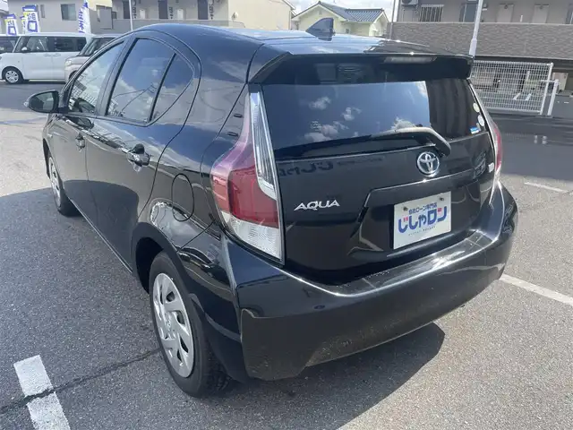 トヨタ アクア S 岡山県 2016(平28)年 11万km ブラックマイカ (株)IDOMが運営する【じしゃロン岡山店】の自社ローン専用車両になります。こちらは現金またはオートローンご利用時の価格です。自社ローンご希望の方は別途その旨お申付け下さい/社外7インチナビ(AVN-SZ05iW)/Bluetooth/フルセグ/ETC/プッシュスタート/オートライト/純正フロアマット