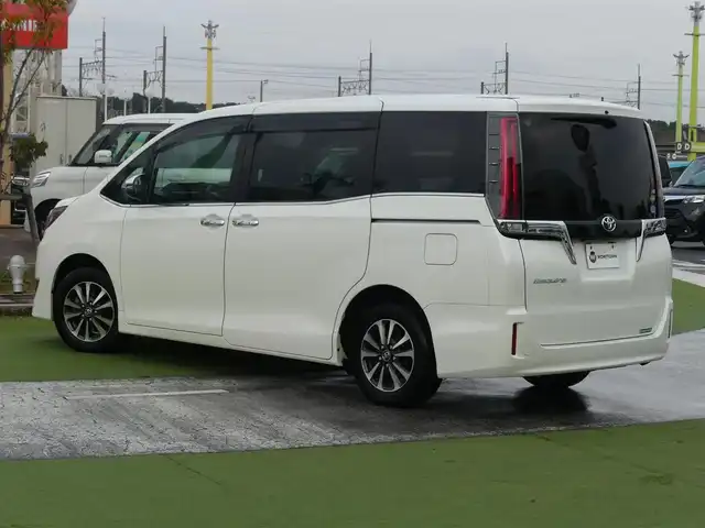 トヨタ エスクァイア Xi 千葉県 2018(平30)年 7.4万km ホワイトパールクリスタルシャイン Toyota Safety Sense/・プリクラッシュセーフティ/・レーンディパーチャーアラート/・オートハイビーム/クルーズコントロール/左パワースライドドア/右イージークローザードア/社外メモリーナビ/地デジTV/【DVD/CD再生機能　Bluetooth接続】/バックカメラ/フリップダウンモニター/革巻きステアリング/ETC/LEDヘッドライト/フォグライト/ウインカーミラー/純正15インチアルミホイル/スマートキー