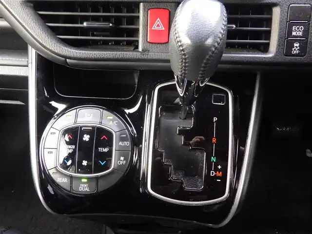 トヨタ エスクァイア Xi 千葉県 2018(平30)年 7.4万km ホワイトパールクリスタルシャイン Toyota Safety Sense/・プリクラッシュセーフティ/・レーンディパーチャーアラート/・オートハイビーム/クルーズコントロール/左パワースライドドア/右イージークローザードア/社外メモリーナビ/地デジTV/【DVD/CD再生機能　Bluetooth接続】/バックカメラ/フリップダウンモニター/革巻きステアリング/ETC/LEDヘッドライト/フォグライト/ウインカーミラー/純正15インチアルミホイル/スマートキー