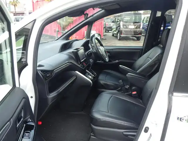 トヨタ エスクァイア Xi 千葉県 2018(平30)年 7.4万km ホワイトパールクリスタルシャイン Toyota Safety Sense/・プリクラッシュセーフティ/・レーンディパーチャーアラート/・オートハイビーム/クルーズコントロール/左パワースライドドア/右イージークローザードア/社外メモリーナビ/地デジTV/【DVD/CD再生機能　Bluetooth接続】/バックカメラ/フリップダウンモニター/革巻きステアリング/ETC/LEDヘッドライト/フォグライト/ウインカーミラー/純正15インチアルミホイル/スマートキー