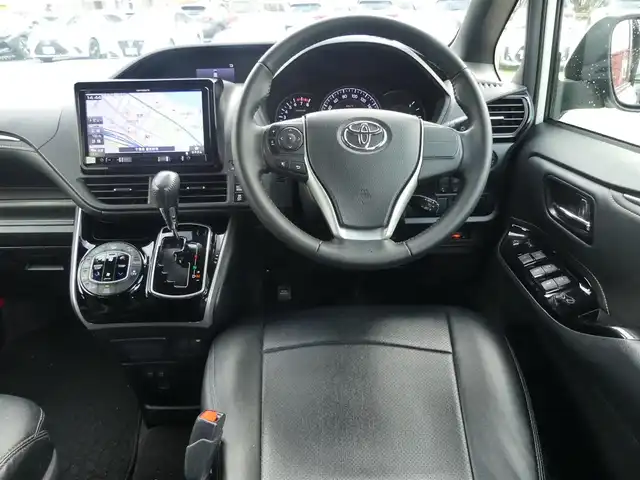 トヨタ エスクァイア Xi 千葉県 2018(平30)年 7.4万km ホワイトパールクリスタルシャイン Toyota Safety Sense/・プリクラッシュセーフティ/・レーンディパーチャーアラート/・オートハイビーム/クルーズコントロール/左パワースライドドア/右イージークローザードア/社外メモリーナビ/地デジTV/【DVD/CD再生機能　Bluetooth接続】/バックカメラ/フリップダウンモニター/革巻きステアリング/ETC/LEDヘッドライト/フォグライト/ウインカーミラー/純正15インチアルミホイル/スマートキー