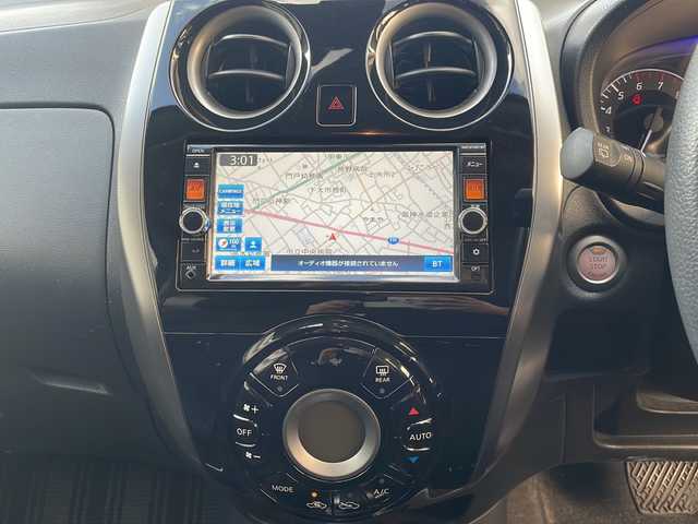 日産 ノート X DIG－S Vセレ +セーフ 兵庫県 2015(平27)年 7.4万km ダークメタルグレー 純正ディーラーSDナビ/Bluetooth/USB/iPod/CD/DVD/AM/FM/ワンセグテレビ（走行中視聴可能）/アラウンドビューモニター/アイドリングストップ/前後ドライブレコーダー/ETC/エマージェンシーブレーキ/アンチロック・ブレーキ・システム/レーンキープアシスト/前後コーナーセンサー/横滑り防止装置/盗難防止装置/パワーウィンドウ/パワーステアリング/純正フロアマット/エアバッグ（W）/スマートキー/スペアキー（1本）/保証書/取扱説明書