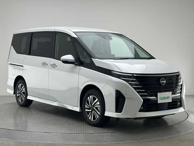 日産 セレナ e－パワー ハイウェイスター V 兵庫県 2025(令7)年 0.1千km プリズムホワイト 登録済未使用車/純正ディスプレイオーディオ/純正メモリナビ/（Bluetooth/USB/HDMI/フルセグ）/純正フリップダウンモニター/インテリジェントルームミラー/純正ミラー内蔵ドライブレコーダー/プロパイロット/エマージェンシーブレーキ/LKA/BSM/ACC/コーナーセンサー/ビルトインETC2.0/ワイヤレス充電/両側パワースライドドア/LEDヘッドライト/ＬＥＤフォグランプ/オートハイビーム/純正16インチアルミホイール/スペアキー×１