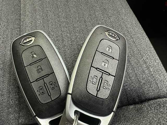 日産 セレナ e－パワー ハイウェイスター V 兵庫県 2025(令7)年 0.1千km プリズムホワイト 登録済未使用車/純正ディスプレイオーディオ/純正メモリナビ/（Bluetooth/USB/HDMI/フルセグ）/純正フリップダウンモニター/インテリジェントルームミラー/純正ミラー内蔵ドライブレコーダー/プロパイロット/エマージェンシーブレーキ/LKA/BSM/ACC/コーナーセンサー/ビルトインETC2.0/ワイヤレス充電/両側パワースライドドア/LEDヘッドライト/ＬＥＤフォグランプ/オートハイビーム/純正16インチアルミホイール/スペアキー×１