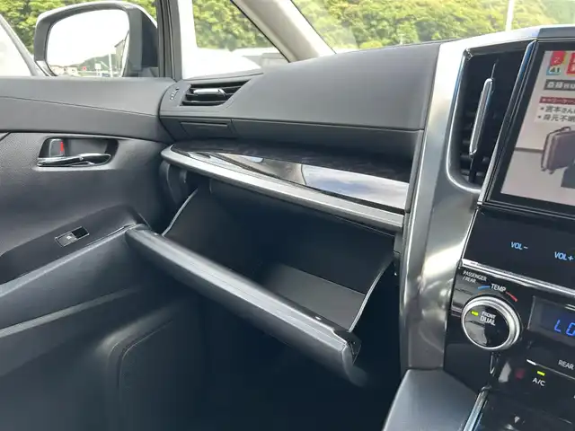 トヨタ ヴェルファイア Z 愛媛県 2019(令1)年 2.3万km ホワイトパールクリスタルシャイン 純正10.5インチメモリナビ【NSZN-Z68T】/純正12.1インチフリップダウンモニター/・CD/DVD /・Bluetooth /フルセグTV/バックカメラ/両側パワースライドドア/ビルトインETC/トヨタセーフティセンス/プリクラッシュセーフティ/レーンキープアシスト/コーナーセンサー/レーダークルーズコントロール/オットマン/純正LEDヘッドライト/フォグランプ/純正フロアマット/純正18インチAW/オートハイビーム/プッシュスタート/スマートキー/スペアキー/保証書/取扱説明書