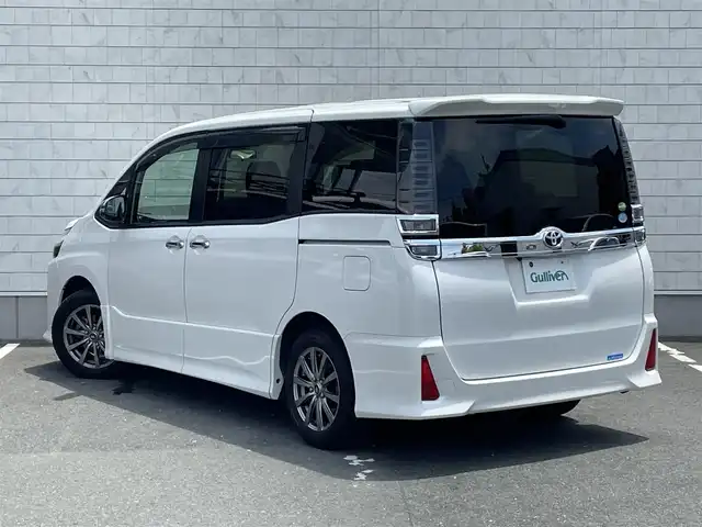 トヨタ ヴォクシー ZS 煌 愛知県 2018(平30)年 4万km ホワイトパールクリスタルシャイン ・ワンオーナー/・PanasonicSDメモリーナビ/・バックカメラ/・フルセグTV/・CD/DVD再生/・ETC（新セキュロティ対応）/・ミュージックサーバー（SD録音）/・Bluetooth接続/・MTモード付きAT/・クルーズコントロール/・3列シート/・両側パワースライドドア/・社外製フロアマット/・ウォークスルー（1列目）/・純正アルミホイール付きタイヤ4本積載/・MANARAY SPORT 16インチアルミホイール/・LEDヘッドライト/・オートマチックハイビーム/・横滑り防止装置/・衝突軽減ブレーキ/・レーンキープアシスト/・充電用USBポート（2個）/・全席オートエアコン/・スマートキー/・プッシュスタート