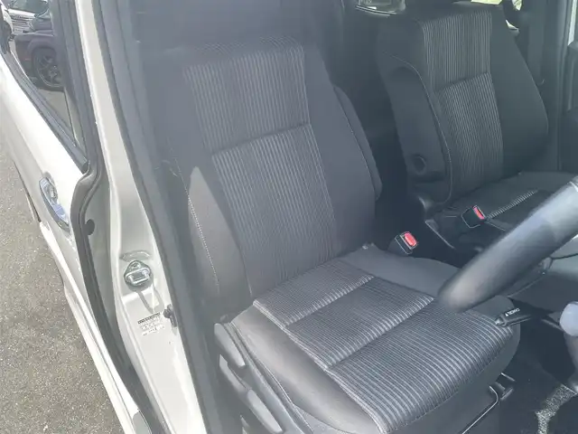 トヨタ ヴォクシー ZS 煌 愛知県 2018(平30)年 4万km ホワイトパールクリスタルシャイン ・ワンオーナー/・PanasonicSDメモリーナビ/・バックカメラ/・フルセグTV/・CD/DVD再生/・ETC（新セキュロティ対応）/・ミュージックサーバー（SD録音）/・Bluetooth接続/・MTモード付きAT/・クルーズコントロール/・3列シート/・両側パワースライドドア/・社外製フロアマット/・ウォークスルー（1列目）/・純正アルミホイール付きタイヤ4本積載/・MANARAY SPORT 16インチアルミホイール/・LEDヘッドライト/・オートマチックハイビーム/・横滑り防止装置/・衝突軽減ブレーキ/・レーンキープアシスト/・充電用USBポート（2個）/・全席オートエアコン/・スマートキー/・プッシュスタート