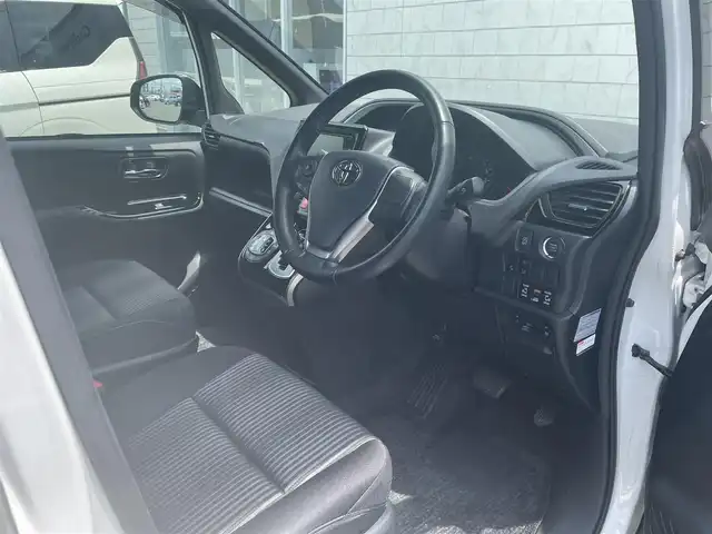 トヨタ ヴォクシー ZS 煌 愛知県 2018(平30)年 4万km ホワイトパールクリスタルシャイン ・ワンオーナー/・PanasonicSDメモリーナビ/・バックカメラ/・フルセグTV/・CD/DVD再生/・ETC（新セキュロティ対応）/・ミュージックサーバー（SD録音）/・Bluetooth接続/・MTモード付きAT/・クルーズコントロール/・3列シート/・両側パワースライドドア/・社外製フロアマット/・ウォークスルー（1列目）/・純正アルミホイール付きタイヤ4本積載/・MANARAY SPORT 16インチアルミホイール/・LEDヘッドライト/・オートマチックハイビーム/・横滑り防止装置/・衝突軽減ブレーキ/・レーンキープアシスト/・充電用USBポート（2個）/・全席オートエアコン/・スマートキー/・プッシュスタート
