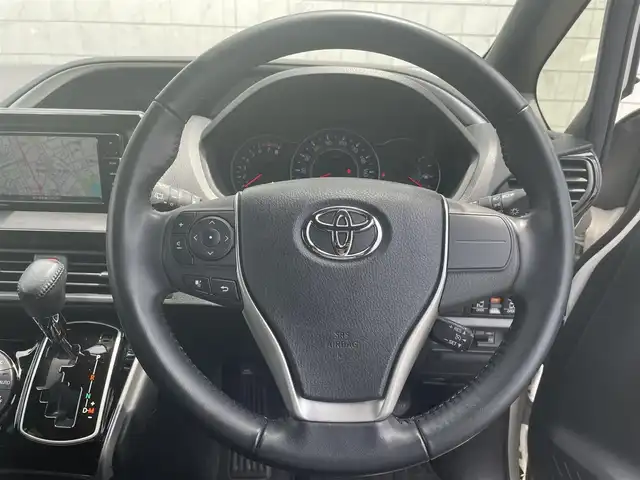 トヨタ ヴォクシー ZS 煌 愛知県 2018(平30)年 4万km ホワイトパールクリスタルシャイン ・ワンオーナー/・PanasonicSDメモリーナビ/・バックカメラ/・フルセグTV/・CD/DVD再生/・ETC（新セキュロティ対応）/・ミュージックサーバー（SD録音）/・Bluetooth接続/・MTモード付きAT/・クルーズコントロール/・3列シート/・両側パワースライドドア/・社外製フロアマット/・ウォークスルー（1列目）/・純正アルミホイール付きタイヤ4本積載/・MANARAY SPORT 16インチアルミホイール/・LEDヘッドライト/・オートマチックハイビーム/・横滑り防止装置/・衝突軽減ブレーキ/・レーンキープアシスト/・充電用USBポート（2個）/・全席オートエアコン/・スマートキー/・プッシュスタート