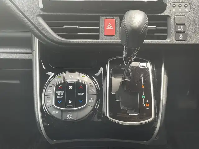 トヨタ ヴォクシー ZS 煌 愛知県 2018(平30)年 4万km ホワイトパールクリスタルシャイン ・ワンオーナー/・PanasonicSDメモリーナビ/・バックカメラ/・フルセグTV/・CD/DVD再生/・ETC（新セキュロティ対応）/・ミュージックサーバー（SD録音）/・Bluetooth接続/・MTモード付きAT/・クルーズコントロール/・3列シート/・両側パワースライドドア/・社外製フロアマット/・ウォークスルー（1列目）/・純正アルミホイール付きタイヤ4本積載/・MANARAY SPORT 16インチアルミホイール/・LEDヘッドライト/・オートマチックハイビーム/・横滑り防止装置/・衝突軽減ブレーキ/・レーンキープアシスト/・充電用USBポート（2個）/・全席オートエアコン/・スマートキー/・プッシュスタート