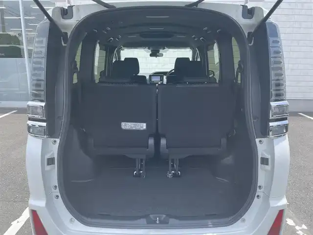 トヨタ ヴォクシー ZS 煌 愛知県 2018(平30)年 4万km ホワイトパールクリスタルシャイン ・ワンオーナー/・PanasonicSDメモリーナビ/・バックカメラ/・フルセグTV/・CD/DVD再生/・ETC（新セキュロティ対応）/・ミュージックサーバー（SD録音）/・Bluetooth接続/・MTモード付きAT/・クルーズコントロール/・3列シート/・両側パワースライドドア/・社外製フロアマット/・ウォークスルー（1列目）/・純正アルミホイール付きタイヤ4本積載/・MANARAY SPORT 16インチアルミホイール/・LEDヘッドライト/・オートマチックハイビーム/・横滑り防止装置/・衝突軽減ブレーキ/・レーンキープアシスト/・充電用USBポート（2個）/・全席オートエアコン/・スマートキー/・プッシュスタート