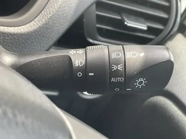 トヨタ ヴォクシー ZS 煌 愛知県 2018(平30)年 4万km ホワイトパールクリスタルシャイン ・ワンオーナー/・PanasonicSDメモリーナビ/・バックカメラ/・フルセグTV/・CD/DVD再生/・ETC（新セキュロティ対応）/・ミュージックサーバー（SD録音）/・Bluetooth接続/・MTモード付きAT/・クルーズコントロール/・3列シート/・両側パワースライドドア/・社外製フロアマット/・ウォークスルー（1列目）/・純正アルミホイール付きタイヤ4本積載/・MANARAY SPORT 16インチアルミホイール/・LEDヘッドライト/・オートマチックハイビーム/・横滑り防止装置/・衝突軽減ブレーキ/・レーンキープアシスト/・充電用USBポート（2個）/・全席オートエアコン/・スマートキー/・プッシュスタート