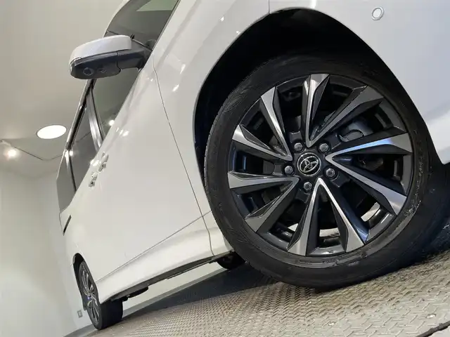 トヨタ ヴォクシー ハイブリッド S－Z 愛知県 2022(令4)年 2.1万km ホワイトパールクリスタルシャイン 純正１０．５インチディスプレイナビ　/（Bluetooth/フルセグTV/CarPlay/FM/AM/HDMI/USB)/セーフティパッケージ/　　-トヨタチームメイト/　　（アドバンスパーク・アドバンスドライブ・パーキングサポートブレーキ）/パノラミックビューモニター　/ＡＣ１００Ｖ　/トヨタセーフティセンス　/　　-プリクラッシュセーフティ/　　-レーントレーシングアシスト＋レーンディパーチャーアラート/　　-レーダークルーズコントロール/　　-オートマチックハイビーム/　　-ロードサインアシスト/　　-発進遅れ告知機能/両側パワースライドドア　/シートヒーター　/ビルトインＥＴＣ２．０　/デジタルインナーミラー/ドライブレコーダー/クリアランスソナー/USB端子/プッシュスタート/　　-スマートキー