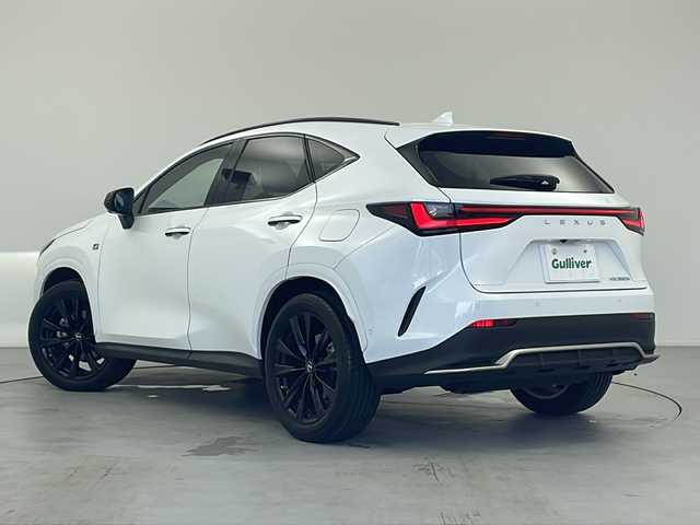 レクサス ＮＸ 350h Fスポーツ 愛知県 2022(令4)年 2.2万km ホワイトノーヴァガラスフレーク パノラマルーフ/ワンオーナー/ルーフレール/14インチメーカーナビ/【ナビ/Bluetooth/フルセグTV/FM/AM/AppleCarplay】/カラーヘッドアップディスプレイ/タッチトレーサーオペレーション/アドバンスドパーク/レクサスセーフティシステムプラス/・プリクラッシュセーフティー/・交差点衝突回避支援/・緊急時操舵支援/・低速時加速抑制/・フロントクロストラフィックアラート/・全車速レーダークルーズコントロール/・発進遅れ告知機能/・アダプティブハイビーム/・BSM/パノラミックビューモニター(床下透過表示機能)/パーキングブレーキサポート(後方歩行者検知)/パドルシフト/デジタルインナーミラー/ドライブレコーダー/アドバンスドパーキングアシスト/前席ベンチレーションシート/前席席シートヒーター/前席パワーシート/ステアリングヒーター/メモリーシート/パワーバックドア/ビルトインETC2.0/スペアキー/カードキー/三眼LEDヘッドライト/フォグライト/置くだけ充電/電動格納ミラー/純正20インチアルミホイール/純正LEDオートライト