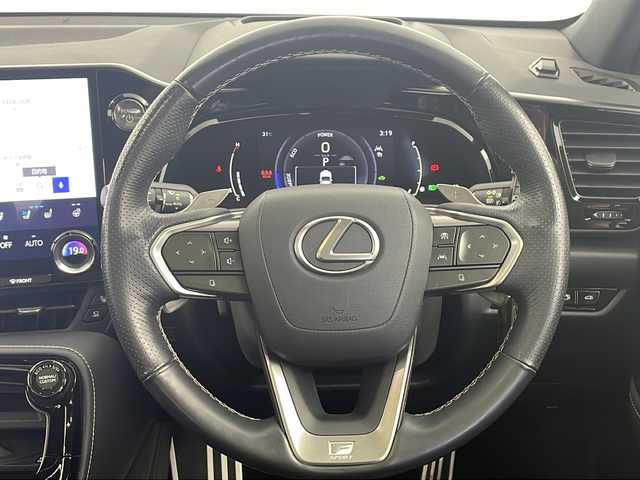 レクサス ＮＸ 350h Fスポーツ 愛知県 2022(令4)年 2.2万km ホワイトノーヴァガラスフレーク パノラマルーフ/ワンオーナー/ルーフレール/14インチメーカーナビ/【ナビ/Bluetooth/フルセグTV/FM/AM/AppleCarplay】/カラーヘッドアップディスプレイ/タッチトレーサーオペレーション/アドバンスドパーク/レクサスセーフティシステムプラス/・プリクラッシュセーフティー/・交差点衝突回避支援/・緊急時操舵支援/・低速時加速抑制/・フロントクロストラフィックアラート/・全車速レーダークルーズコントロール/・発進遅れ告知機能/・アダプティブハイビーム/・BSM/パノラミックビューモニター(床下透過表示機能)/パーキングブレーキサポート(後方歩行者検知)/パドルシフト/デジタルインナーミラー/ドライブレコーダー/アドバンスドパーキングアシスト/前席ベンチレーションシート/前席席シートヒーター/前席パワーシート/ステアリングヒーター/メモリーシート/パワーバックドア/ビルトインETC2.0/スペアキー/カードキー/三眼LEDヘッドライト/フォグライト/置くだけ充電/電動格納ミラー/純正20インチアルミホイール/純正LEDオートライト