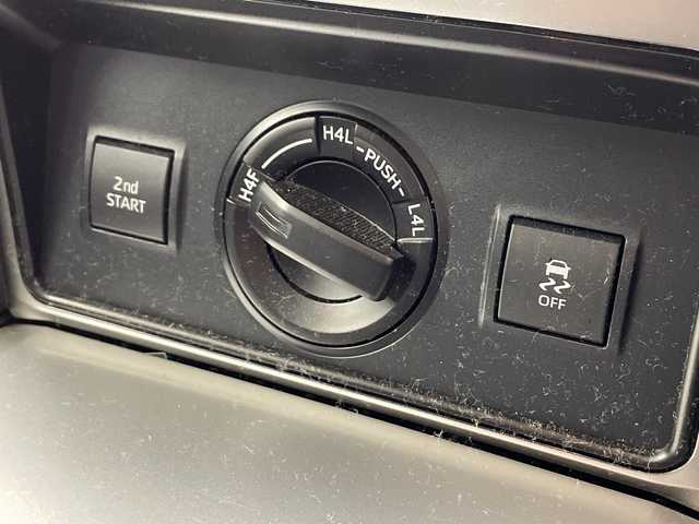 トヨタ ランドクルーザー プラド TX Lパッケージ 千葉県 2018(平30)年 8.3万km ホワイトパールクリスタルシャイン 純正ナビ/・AM/FM/CD/DVD/SD/BT/フルセグTV/プリクラッシュセーフティ/レーンキープアシスト/オートハイビーム/バックカメラ/パワーシート/シートヒーター＆シートベンチレーション/レーダークルーズコントロール/ビルトインETC/ステアリングスイッチ