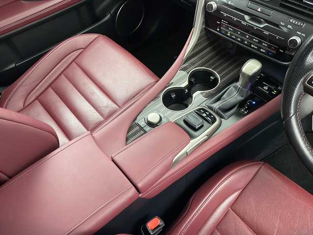 レクサス ＲＸ 300 Fスポーツ 愛知県 2018(平30)年 6.4万km ホワイトノーヴァガラスフレーク 純正ナビ（BT・DVD・CD・TV・AM・FM・USB・AUX）/パノラミックビューモニター/パノラマルーフ/前後ドラレコ/ETC/レーダークルーズコントロール/ヘッドアップディスプレイ/三眼ＬＥＤヘッドライト/LEDオートライト/オートマチックハイビーム/フロントフォグ/パワーバックドア/ブラインドスポットモニター/ルーフレール/コーナーセンサー/前席パワーシート（Ｄ席メモリ付き）/シートヒーター/エアーシート/ステアリングヒーター/赤レザーシート/革巻きステアリング/横滑り防止/レーンアシスト/アイドリングストップ/レクサスセーフティー/ＡＣ１００Ｖ充電/純正ホイール/電格ミラー