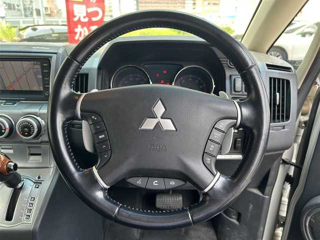 三菱 デリカＤ：５ G－Premium 福岡県 2007(平19)年 9.1万km ウォームホワイトP/クールシルバー HDDディーラーナビ（J-03）/AM・FM・DVD・TV/４WD/パドルシフト/両側パワースライドドア/ETC/三列シート/バックカメラ/電動リアゲート/AC100V/オートライト/純正18インチアルミホイール/純正フロアマット/スマートキー/ドアバイザー/スマートキー/AACエアコン/パワーステアリング/パワーウィンドウ/盗難防止装置/取扱説明書/保証書